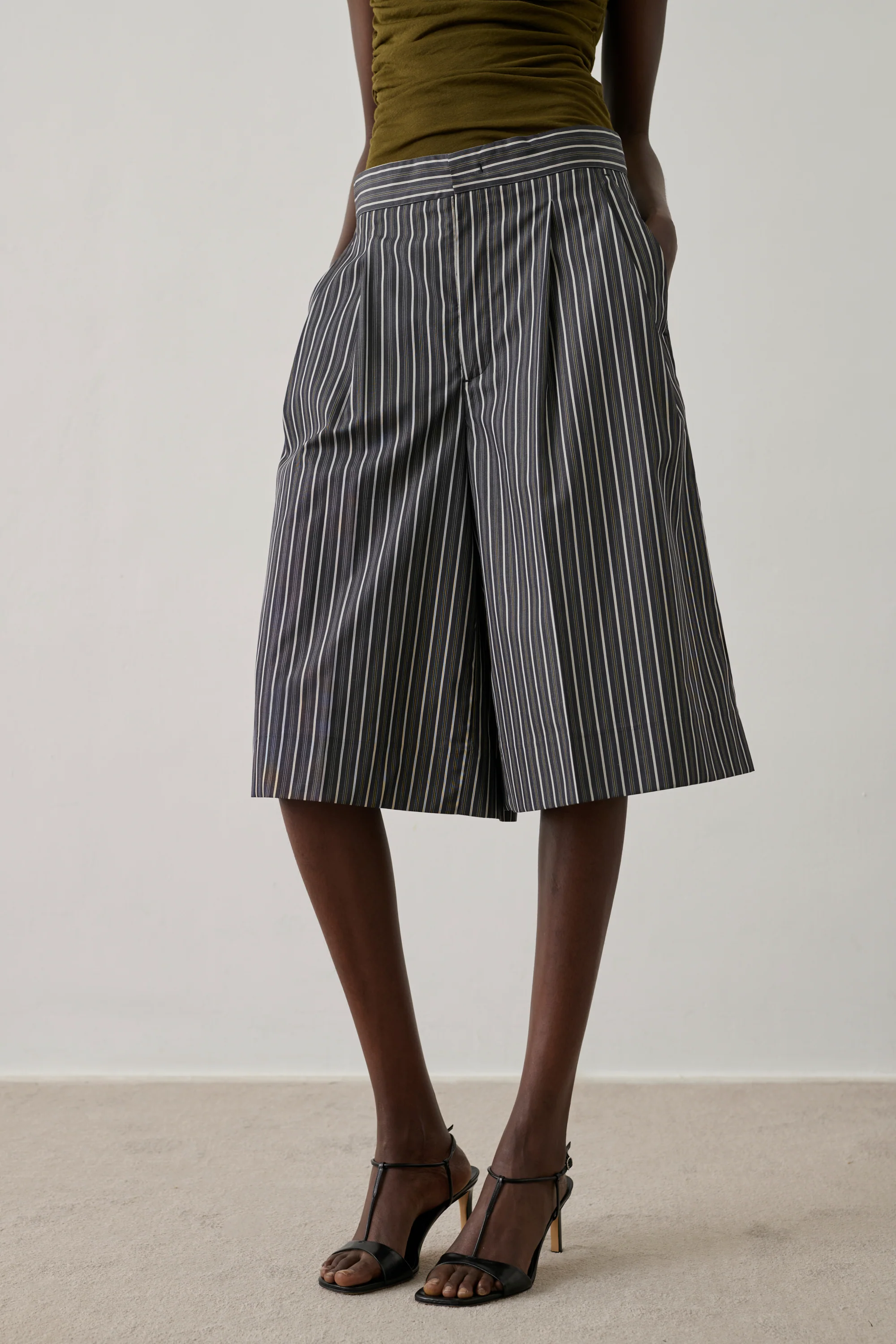 BERMUDA SHORTS HENNA BLACK - Image 5