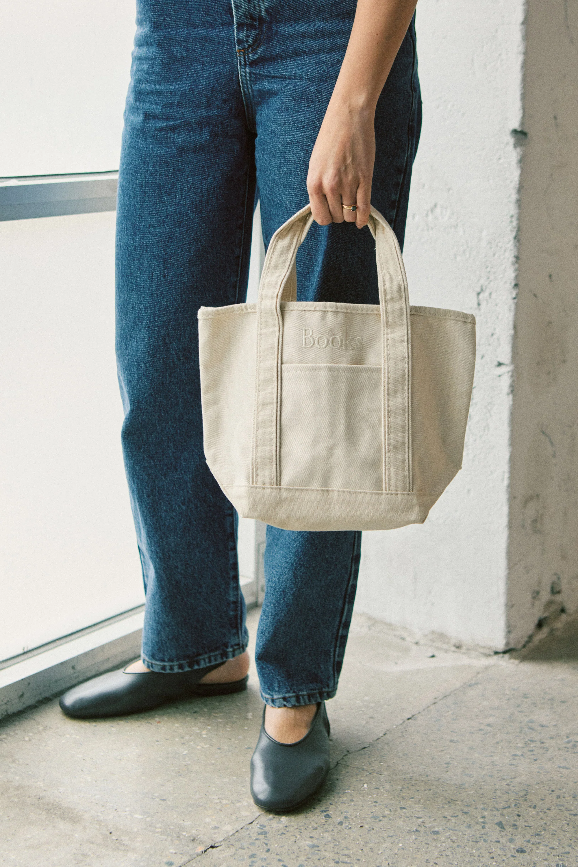 MINI ECRU BOOKS TOTE BAG - Image 5